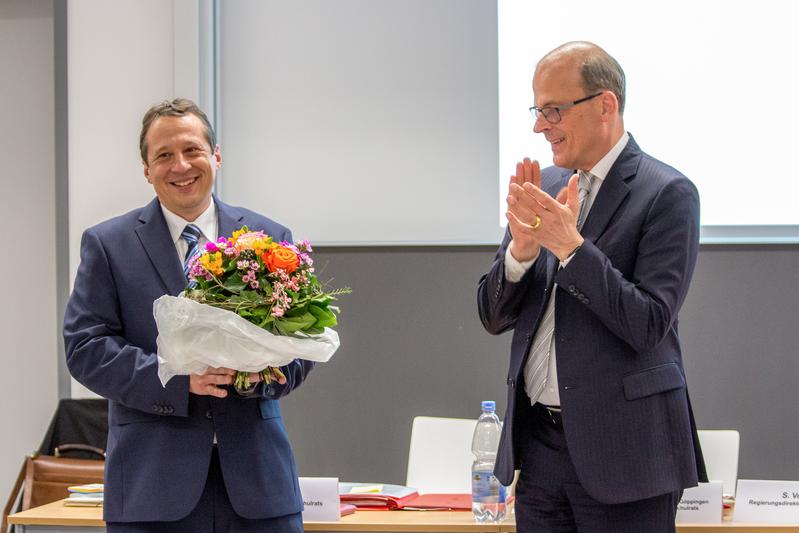 Der Hochschulratsvorsitzende Hariolf Teufel (rechts) gratuliert Professor Dr. Andreas Frey (links) zur Wiederwahl. Er ist nun für weitere sechs Jahre zum Rektor der Hochschule für Wirt