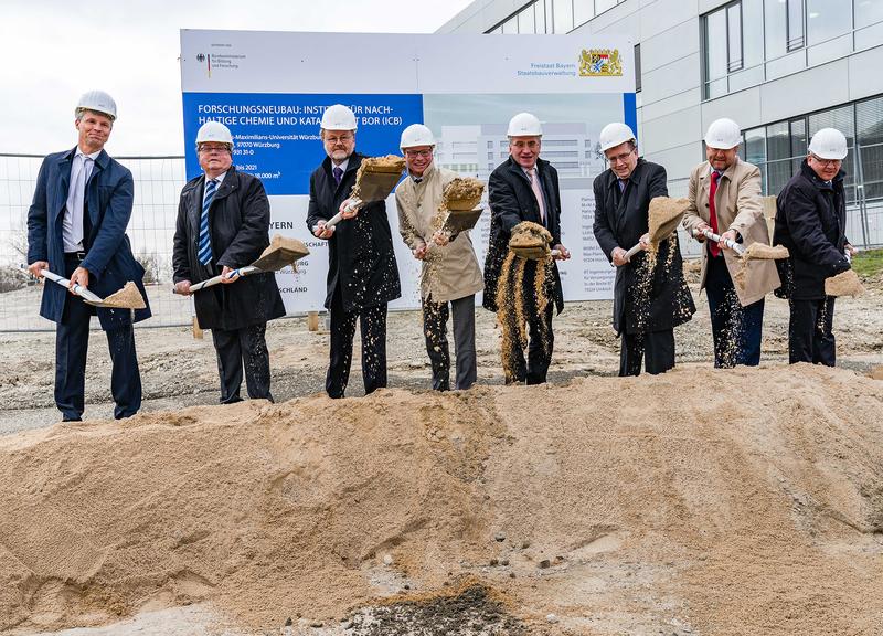 Symbolischer erster Spatenstich für das Institut für nachhaltige Chemie & Katalyse mit Bor (ICB) am Hubland-Campus der Uni Würzburg.