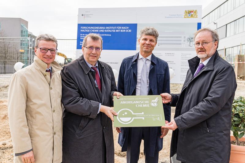 Übergabe des symbolischen Schlüssels für Neubau der Anorganischen Chemie (v.l.): Minister Bernd Sibler, Unipräsident Alfred Forchel, Jan Knippel v. Staatlichen Bauamt und Prof. Holger Braunschweig.