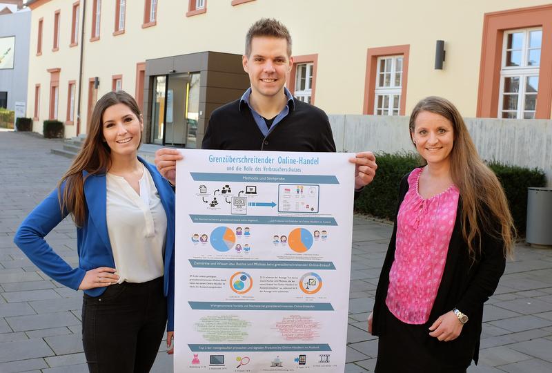 Anne Fota, Dr. Gerhard Wagner und Prof. Dr. Hanna Schramm-Klein (v.l.) vom Lehrstuhl für Betriebswirtschaftslehre, insbesondere Marketing und Handel der Universität Siegen.