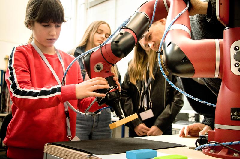 Schülerinnen experimentieren am Girls‘ Day mit dem Roboter „Sawyer“ an der TH Bingen.