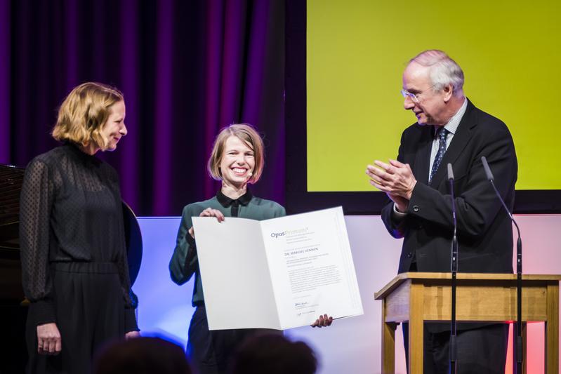 Dr. Mareike Vennen, die Opus Primum Preisträgerin 2018, zwischen der Laudatorin Prof. Dr. Christina Wessely und Dr. Wilhelm Krull.