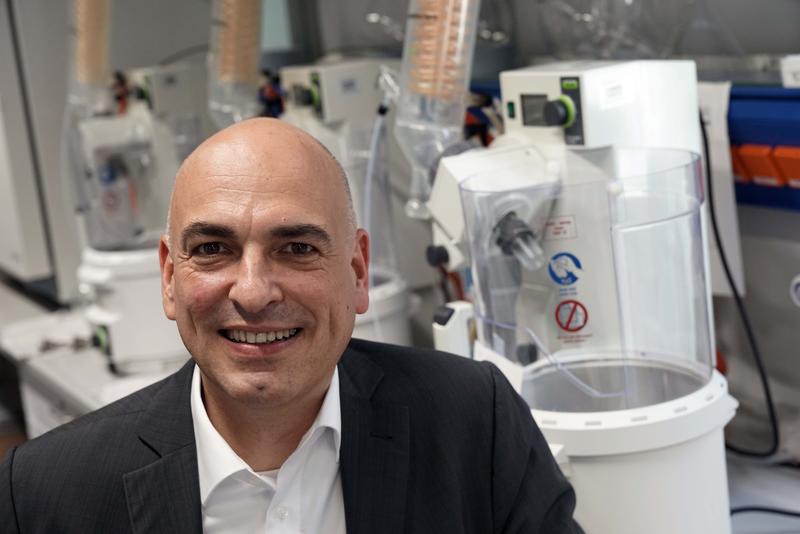 Der Jenaer Chemiker Prof. Dr. Ulrich S. Schubert ist Sprecher des neuen Schwerpunktprogramms „Polymer-basierte Batterien“.