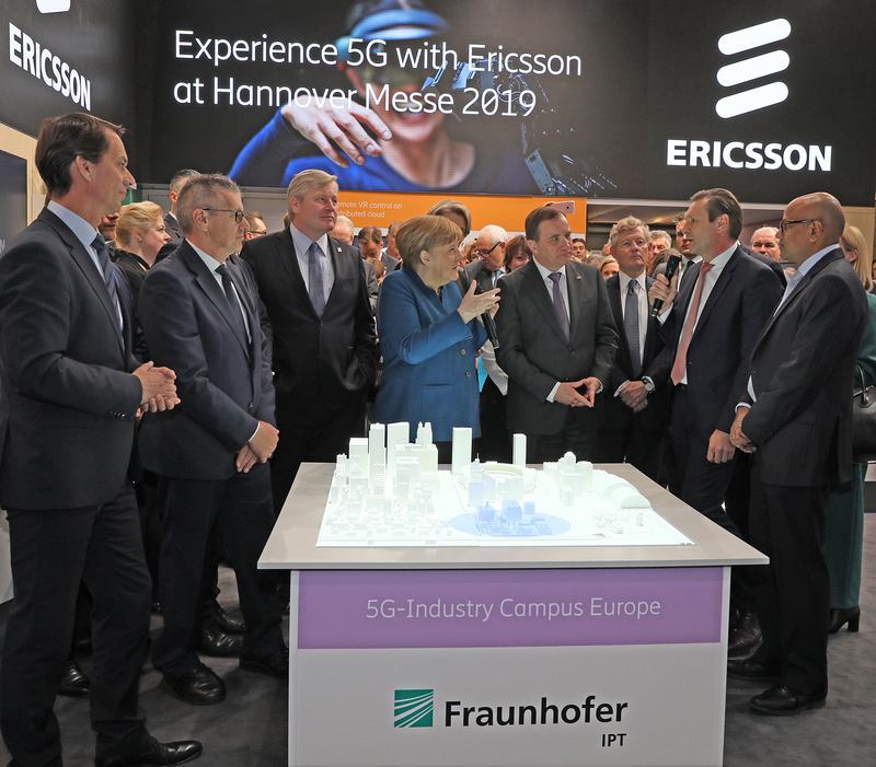 Am Eröffnungstag der Hannover Messe informierten sich Bundeskanzlerin Angela Merkel und der schwedische Ministerpräsident Stefan Lövfen über das Konzept des 5G-Industry Campus Europe.