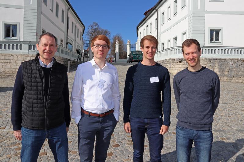 (v.l.) Prof. Dr. Heinrich Kuhn mit seinen Doktoranden Markus Frank, Stefan Voigt und Tobias Potoczki.