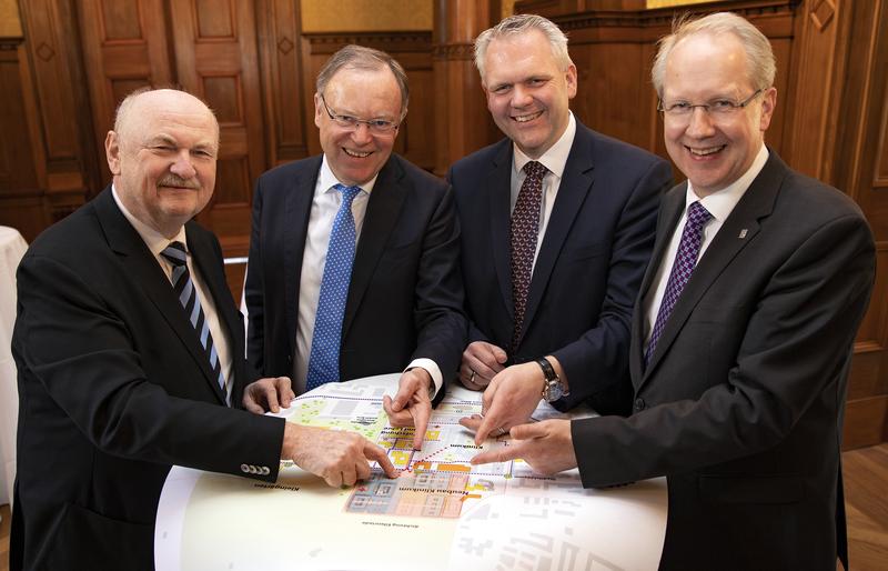 MHH-Präsident Prof. Manns, Ministerpräsident Weil, Minister Thümler und Oberbürgermeister Schostok (von links) bei der Bekanntgabe des Standorts für den MHH-Neubau.