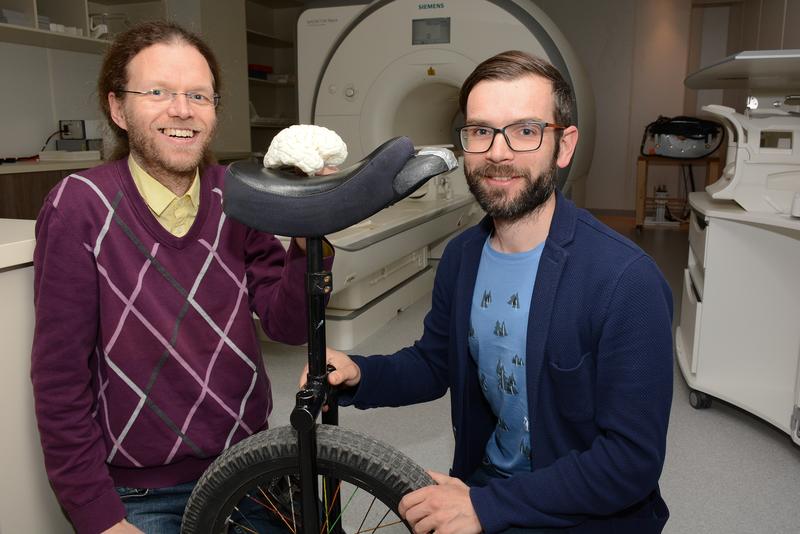 Bernhard Weber und Karl Koschutnig (v.l.) untersuchten, was beim Erlernen von Einradfahren im Gehirn passiert.