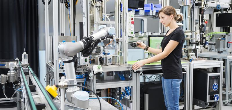 Agile Produktionssysteme mit lernenden Robotern machen die industrielle Produktion zukunftsfähig. 