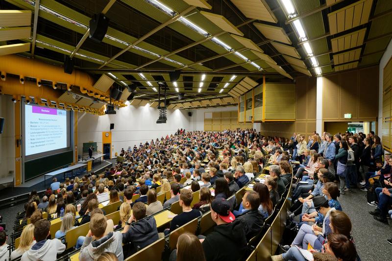 Von Informationen, die alle brauchen, die studieren wollen über die Präsentation aller einzelnen Studiengänge ... 