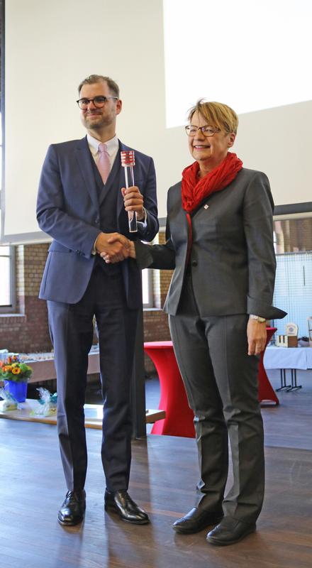 Staffelstabübergabe zwischen der ehemaligen Präsidentin Prof. Dr.-Ing. Burghilde Wieneke-Toutaoui (r.) an ihren Nachfolger Prof. Dr. Andreas Wilms.
