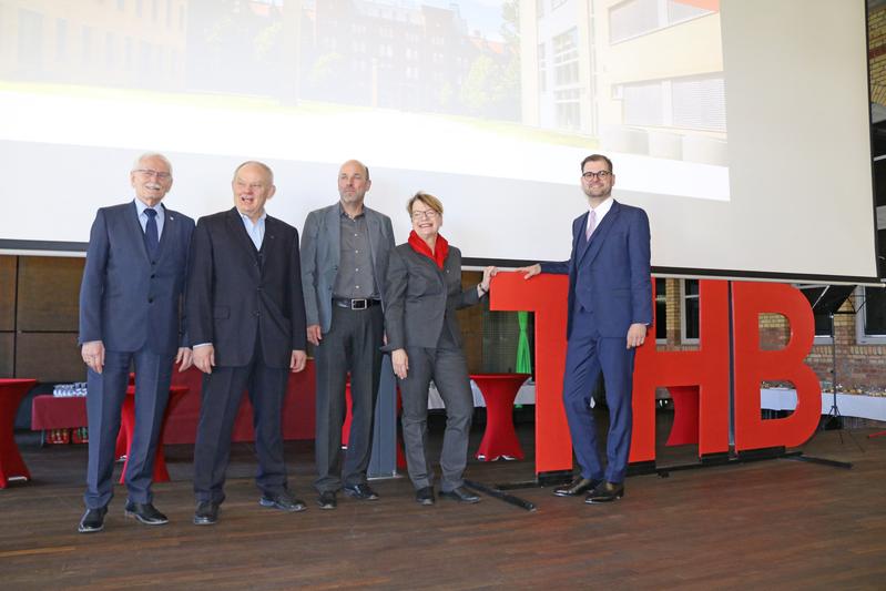 Prof. Dr. Helmut Schmidt, Prof. Dr. Rainer Janisch, Prof. Dr. Hans Georg Helmstädter, Prof. Dr.-Ing. Burghilde Wieneke-Toutaoui, Prof. Dr. Andreas Wilms (v. l.): ehemalige und aktueller Präsident