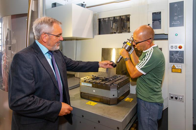 Die Forschergruppe Spanungstechnik ist auf dem Gebiet der Ultraschallbearbeitung in zahlreichen Forschungsprojekten aktiv. Im Bild Prof. Dr. Matthias Kolbe (li.) und Andreas Zinke.