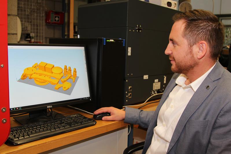 Dr. Andreas Baum bereitet einen Druckauftrag vor. Die hochpräzisen Bauteile entstehen anschließend im neu entwickelten Metalldrucker mittels des Lithography-based Metal Manufacturing-Verfahrens (LMM)