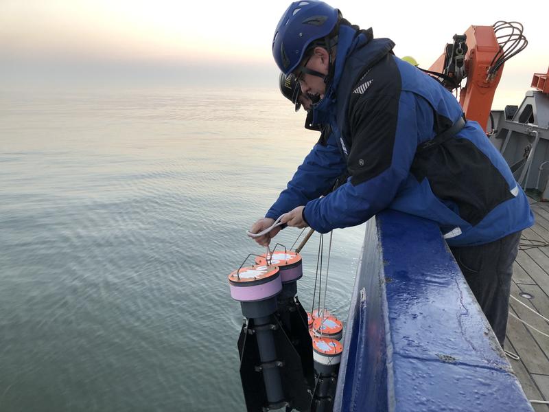 An Bord der FS Heincke setzen Forscher GPS-Drifter in der Nordsee aus.