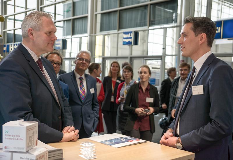 Wissenschaftsminister Björn Thümler (li.) im Gespräch mit ZDIN-Geschäftsführer Dr.-Ing. Marius Brinkmann (re.)