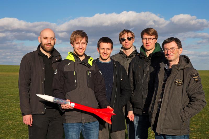 Gruppenbild mit Rakete: Dennis Kaiser, Tobias Knapp, Ludwig Lüchtrath, Tom Baumann, Tobias Greiner und Professor Hakan Kayal (v.l.). 