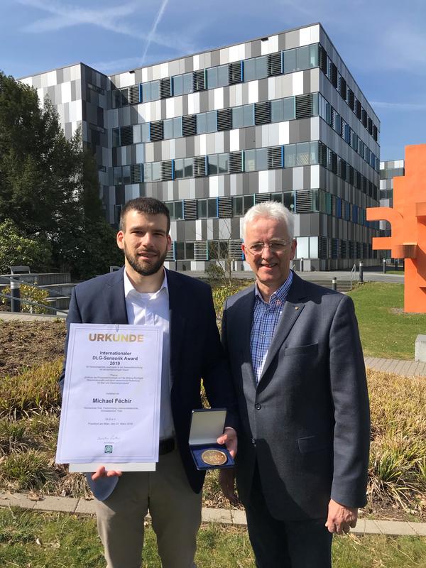 Betreuer Prof. Dr. Jens Voigt (rechts) und Preisträger Michael Féchir (links) an der Hochschule Trier