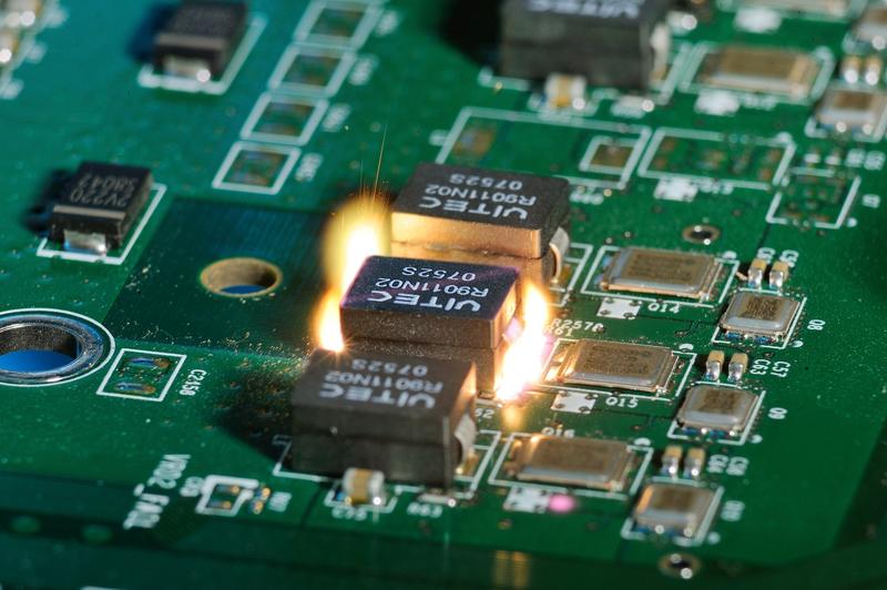 In the recycling process of the "ADIR" project, the laser takes over the non-contact desoldering of electronic components mounted on printed circuit boards.