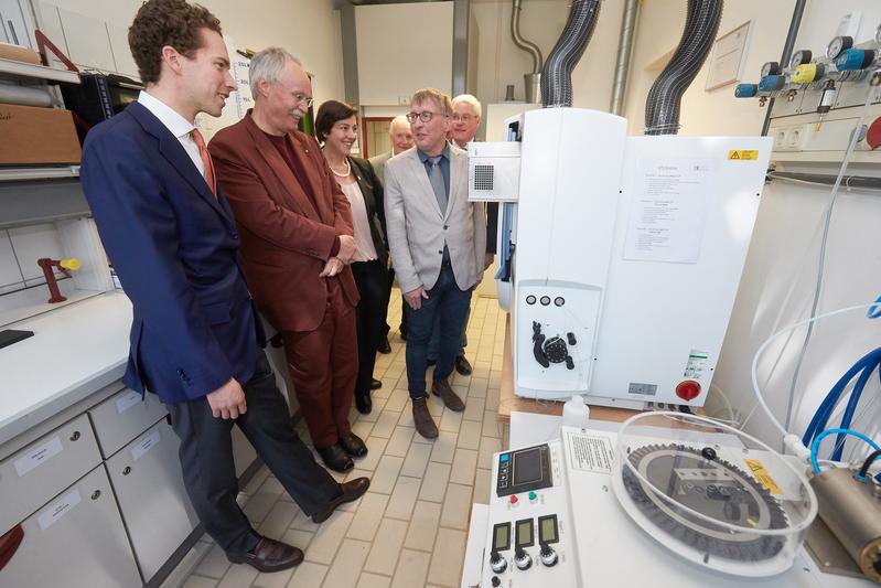 Prof. Dr. Olaf Krause (rechts im Bild) hatte große Freude daran, Maleachi Bühringer (links im Bild) und den anderen Gästen das neue Gerät vorzustellen. 