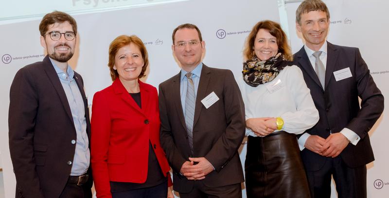 Sven Teuber (SPD-Landtagsabgeordneter), Malu Dreyer (Ministerpräsidentin RLP), Michael Bosnjak (Direktor ZPID), Tanja Hechler (Uni Trier), Georg Müller-Fürstenberger (Vizepräsident Uni Trier) (v. li.)