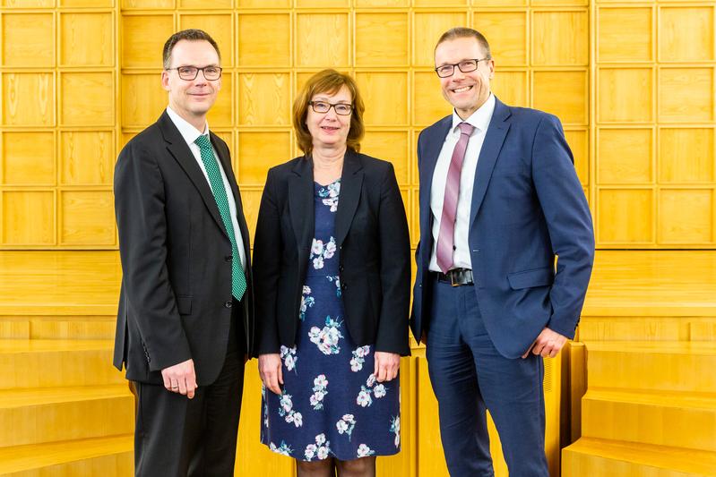 Susanne Schneider-Salomon (Mitte), Leiterin der Mitgliederversammlung, gratuliert Dieter Bathen (links) und Uwe Schneidewind (rechts) zur Wiederwahl.