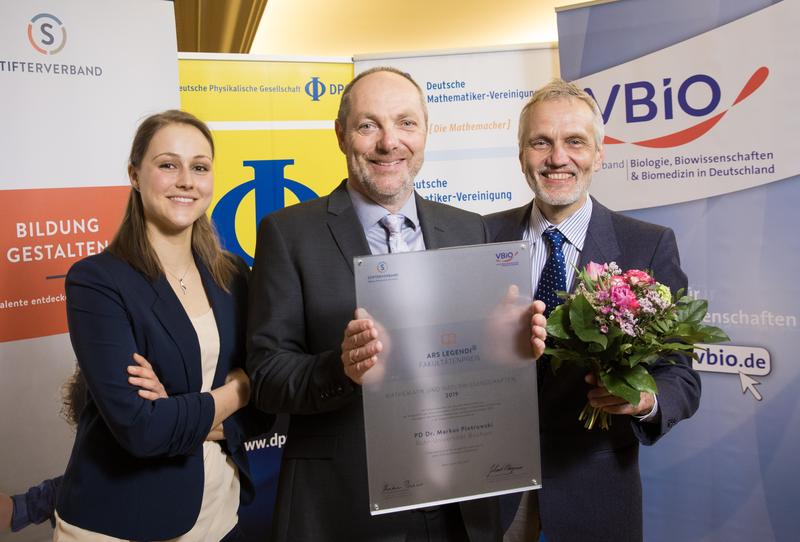 Der Preisträger Dr. Markus Pietrowski (m) mit der Laudatorin Caren Linnemann (li) und dem VBIO-Präsidiumsmitglied Prof. Karl-Josef Dietz (re).