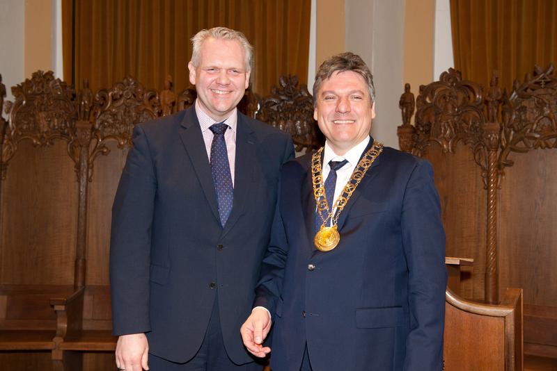 Amtskette überreicht: Niedersachsens Wissenschaftsminister Björn Thümler (links) und der neue Präsident der TU Clausthal, Professor Dr. Joachim Schachtner.
