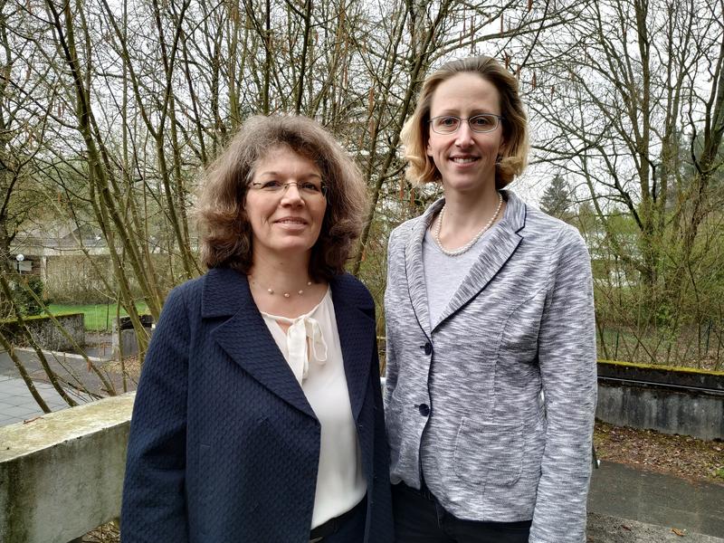 Professorin Dr. Annette Becker (links) und Dr. Annika Viniol analysierten Verschreibungsdaten von Schmerzmedikamenten.
