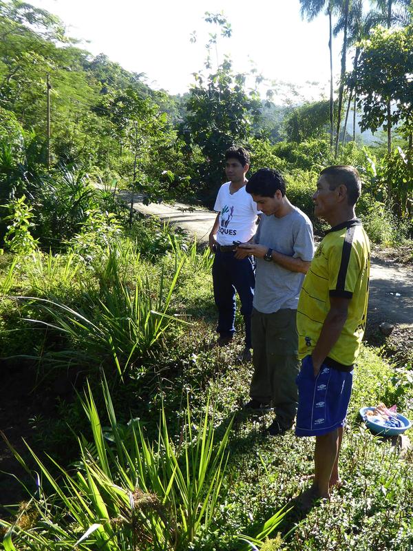 Renzo Giudice (in the centre of the picture) visiting the participating indigenous communities. 