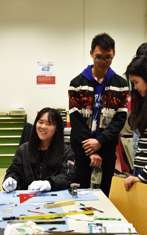 Zhu Qiu Yan (sitzend), auch Sally genannt, beim Glasschneiden. Sie ist 19 und Studentin am Internationalen Studienzentrum Thüringen in Jena