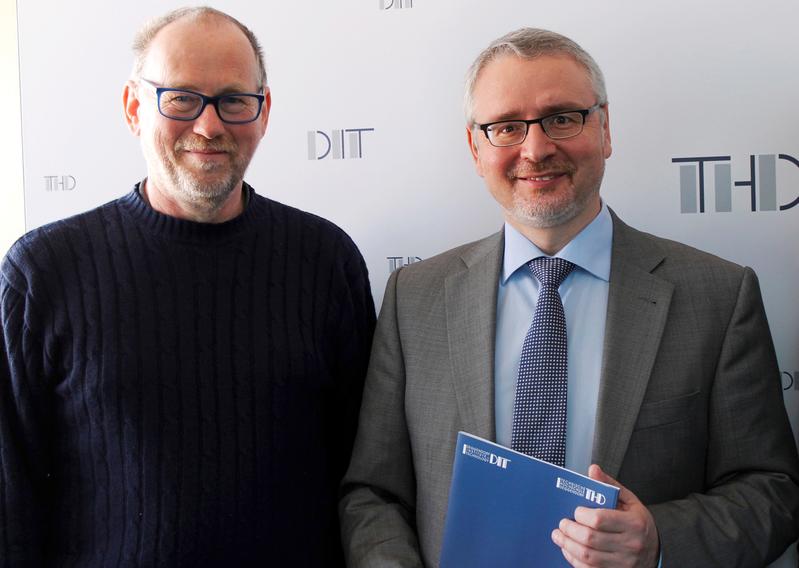 THD Präsident Prof. Peter Sperber (links) und der neue Professor für Werkstoffwissenschaften, Andrey Prihodovsky