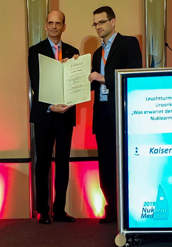 Professor Dr. Bernd Joachim Krause (li), Präsident der Deutschen Gesellschaft für Nuklearmedizin, überreichte Dr. Peter Kletting (re.) den Preis