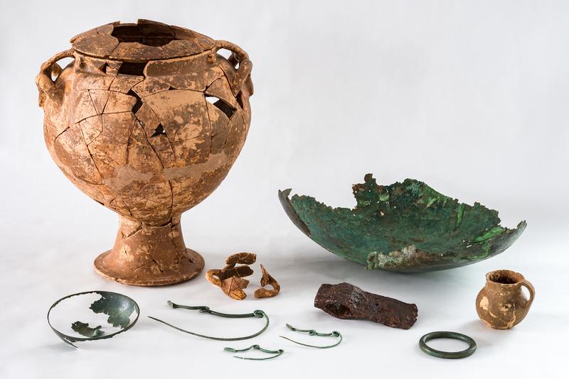 Funde aus einem Männergrab zeugen von der Übernahme griechischer Trink- und Speisesitten. Das Tongefäss diente zum Mischen von Wein und Wasser, der Bronzekessel (rechts) zum Kochen von Fleisch.