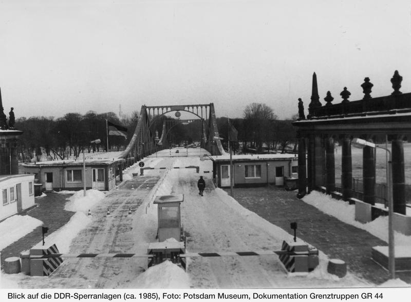 Blick auf die Glienicker Brücke (ca. 1985)