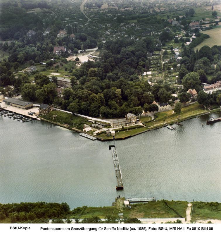Pontonsperre am Grenzübergang für Schiffe Nedlitz (ca. 1985)