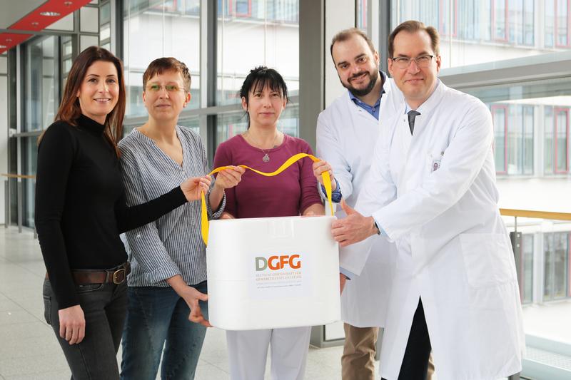 V.l.n.r.: Vicky Jakubitz & Diana Wille (DGFG-Koordinatorinnen), Kathrin Lich (Hornhautbank), Dr. med. Miltiadis Fiorentzis (Oberarzt), Prof. Dr. med. Arne Viestenz (Direktor Universitätsaugenklinik)