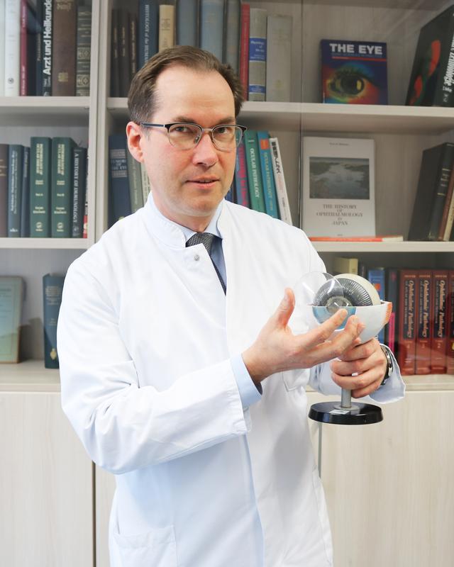 Prof. Dr. med. Arne Viestenz zeigt eine Augenhornhaut im Modell