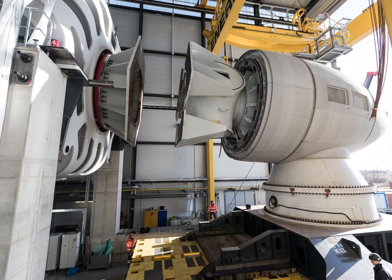 Preparing the connection to the platform: every nacelle requires an individual fitting.
