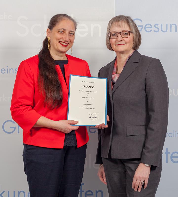 Prof. Dr. Annegret Horbach (l.) erhält aus der Hand von Prof. Dr. Claudia Vorst, Rektorin der PH Schwäbisch Gmünd, ihre Bestellungsurkunde.