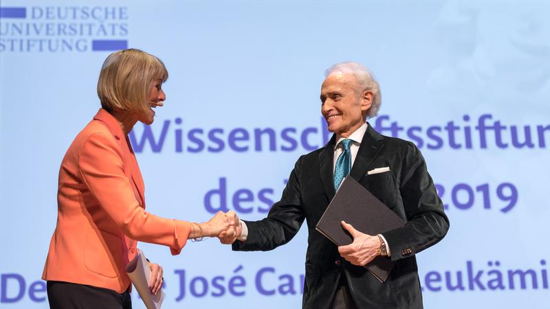 Moderatorin Gundula Gause gratuliert José Carreras zur Auszeichnung der José Carreras Leukämie-Stiftung als “Wissenschaftsstiftung des Jahres”. 