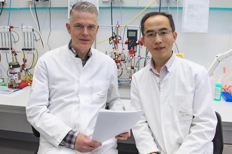 Professor Dr. Kai Wollert (links) und Dr. Yong Wang, die eine neue Therapie für Herzinfarktpatienten entwickeln wollen
