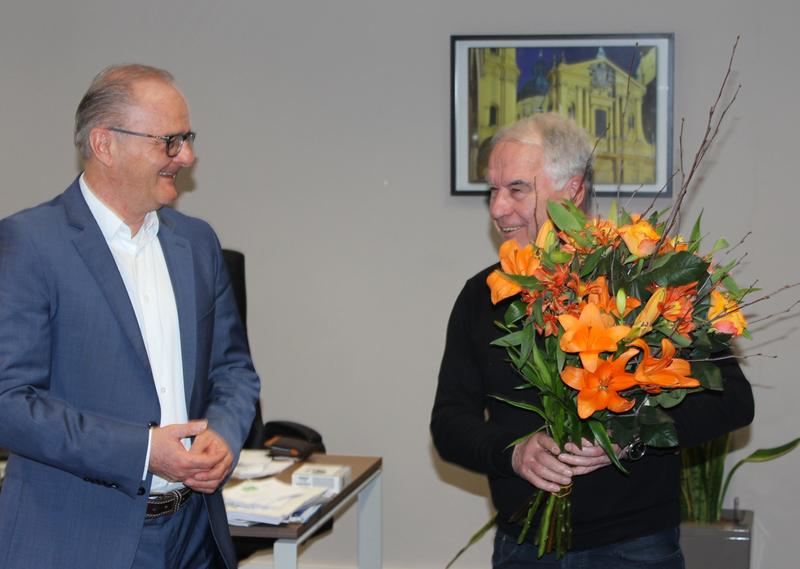 Prof. Dr. Franz-Michael Binninger, Präsident der DHGS, gratuliert Prof. Dr. Jochen Zinner zum 10-jährigen Jubiläum