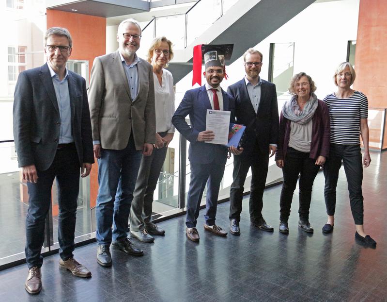 Hardikkumar Jetani (Mitte) mit Betreuern und Vertretern der Graduate School (v.l.): Thomas Rudel, Thomas Herrmann, Friederike Berberich-Siebelt, Michael Hudecek, Gabriele Blum-Oehler, Caroline Kisker