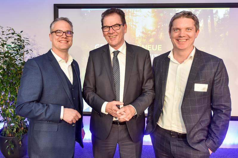 Bundesminister Müller, eingerahmt von den ZNU-Gründern Dr. Axel Kölle (l.) sowie Dr. Christian Geßner. Foto: ZNU