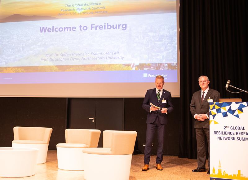 Professor Stefan Hiermaier (links), Direktor Fraunhofer EMI, und Professor Stephen Flynn (rechts), Direktor Global Resilience Institute, Northeastern University Boston, eröffnen den GRRN Summit 2019.