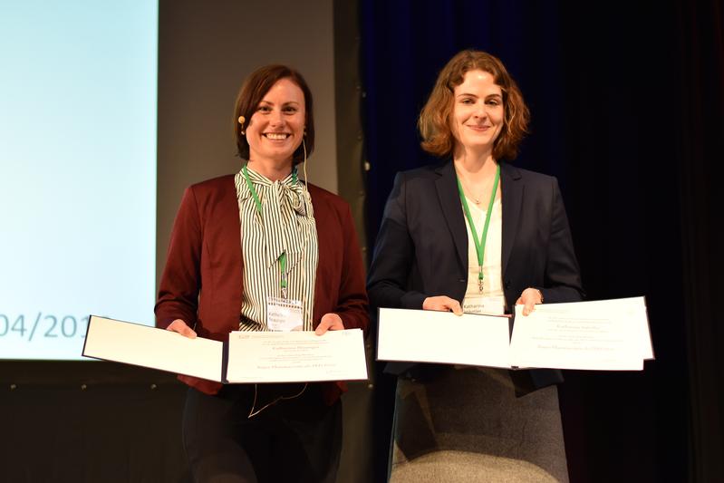 Die beiden Preisträgerinnen der Bayer Pharmaceuticals Promotionspreise: Katharina Braunger (links) und Katharina Imkeller (rechts).