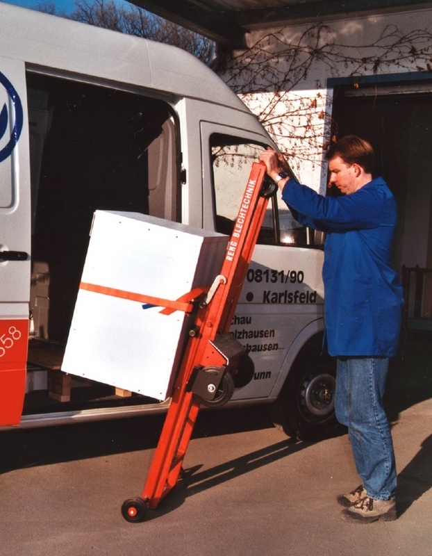 Mit dem neuen Transportgerät können schwere Lasten elektrisch ausbalanciert werden. Ein Bediener genügt, um die Waschmaschine in das Fahrzeug zu verladen und sicher über die Treppe zu befördern. ©Reng Blechtechnik GmbH