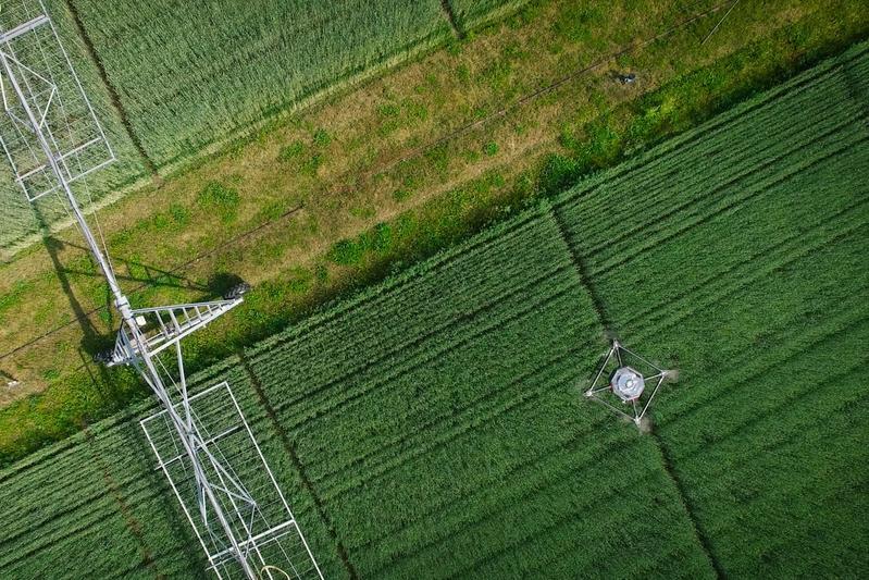 Eine Drohne überfliegt die Versuchsflächen des ZALF