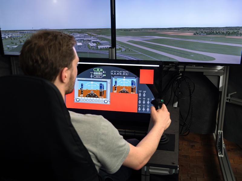 Franz Sax am Flugsimulator des Lehrstuhls für Flugsystemdynamik 