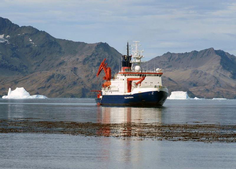 Forschungschiff POLARSTERN in der Cumberland Bucht Süd-Georgiens.